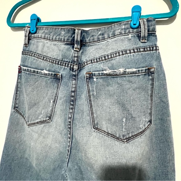 Urban Outfitters BDG High Rise Distressed Mom Jeans Size 27W - Picture 3 of 7